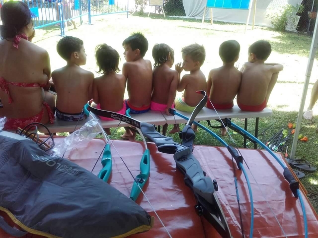 Peques con los arcos detras